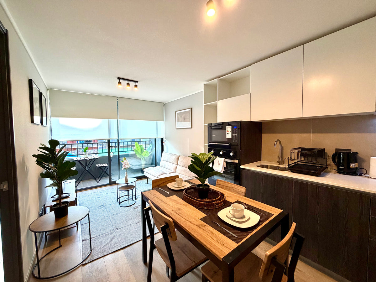 Departamento amoblado para Airbnb en Santiago: comedor, cocina y balcón listos para recibir huéspedes