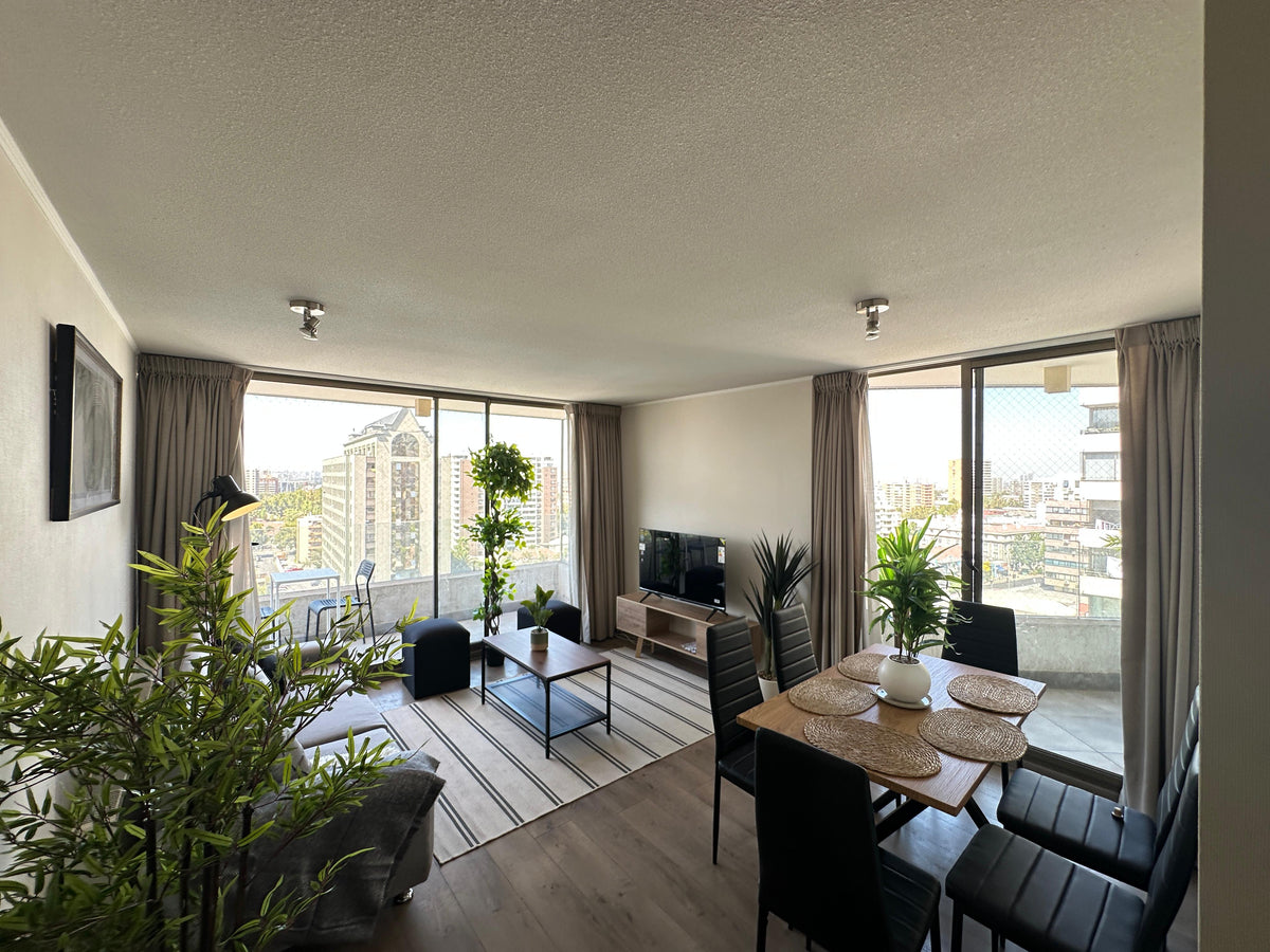 Living y comedor de un departamento amoblado para Airbnb operado por Spacios en Santiago